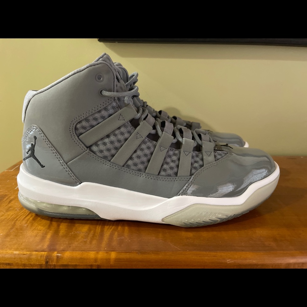 Jordan Max Aura “Cool Grey”.